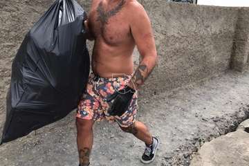 Limpieza de la escollera sur del muelle de Taliarte (Foto Pedro Martel/Wendy Cruz)